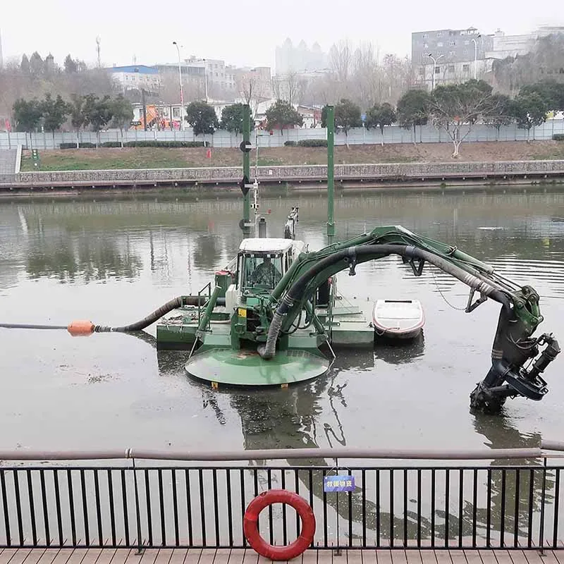 Очистка городской реки
